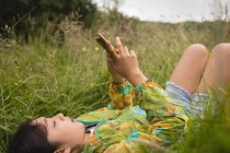 Молода дівчина використовує мобільний телефон — стокове фото