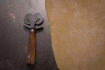 Свіжі рулонні макарони на стійці в пекарні — стокове фото