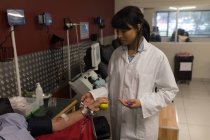 Arzt kontrolliert Senior beim Blutspenden in Blutbank — Stockfoto
