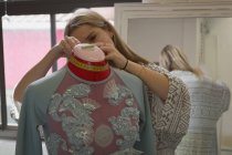 Stilista di moda che prende misura del manichino nello studio di moda — Foto stock