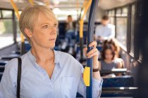 Viajante feminina viajando em ônibus moderno — Fotografia de Stock