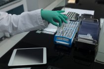 Técnico de laboratório analisando solução química em banco de sangue — Fotografia de Stock