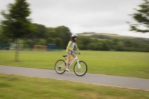 Menina jovem andar de bicicleta na rua — Fotografia de Stock