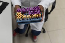 Técnico de laboratório segurando tubos de ensaio no banco de sangue — Fotografia de Stock