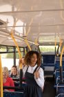 Jovem viajante feminina viajando em ônibus moderno — Fotografia de Stock