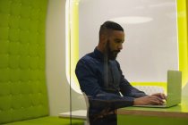 Бізнесмен використовує ноутбук за столом в офісі — стокове фото