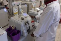 Technicien de laboratoire utilisant une machine dans une banque de sang — Photo de stock