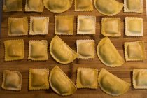 Frische Pasta Agnolotti auf einem Tisch zum Trocknen in der Bäckerei — Stockfoto