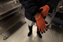 Primo piano del tecnico di laboratorio che indossa guanti in banca del sangue — Foto stock