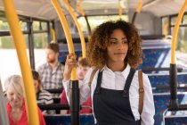 Junge Pendlerin in modernem Bus unterwegs — Stockfoto