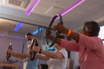 Seniorinnen führen Yoga mit Yoga-Rad im Yoga-Zentrum vor — Stockfoto