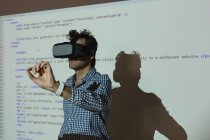 Hombre de negocios con auriculares de realidad virtual en la sala de conferencias en la oficina - foto de stock