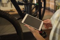 Nahaufnahme eines Mannes mit digitalem Tablet in der Werkstatt — Stockfoto