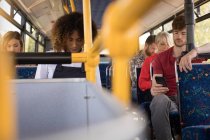 Коммутеры, путешествующие на современном автобусе — стоковое фото