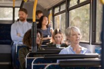 Pendolari che viaggiano in autobus moderno — Foto stock