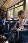 Вдумчивый человек, путешествующий в современном автобусе — стоковое фото