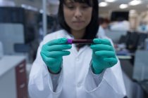 Лаборант, анализирующий химический раствор в банке крови — стоковое фото