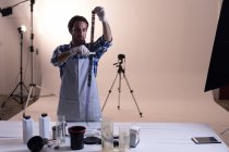 Fotografo maschio che controlla la cinepresa in studio fotografico — Foto stock