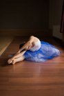 Балерина практикуется на деревянном полу в студии — стоковое фото