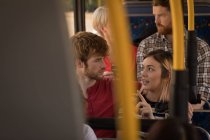 Молодая пара путешествует в современном автобусе — стоковое фото