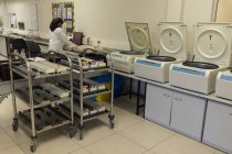 Technicien de laboratoire attentif travaillant dans une banque de sang — Photo de stock