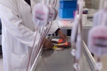 Técnico de laboratorio analizando bolsa de sangre en banco de sangre - foto de stock