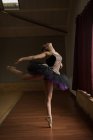 Graciosa bailarina praticar posição de balé arabesco no estúdio — Fotografia de Stock