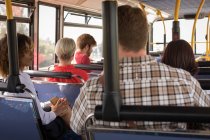 Viajantes viajando em ônibus moderno — Fotografia de Stock