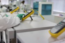 Técnico de laboratório usando dispositivo eletrônico no banco de sangue — Fotografia de Stock
