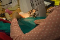 Close-up of fashion designer using sewing machine in fashion studio — Stock Photo