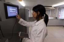 Técnico de laboratório usando um monitor de exibição no banco de sangue — Fotografia de Stock