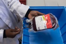 Laboratory technician analyzing blood bag in blood bank — Stock Photo