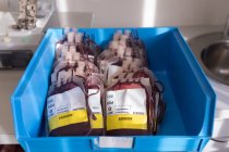 Primer plano de las bolsas de sangre en una bandeja en el banco de sangre - foto de stock