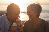Крупним планом старша пара має морозиво на набережній — стокове фото