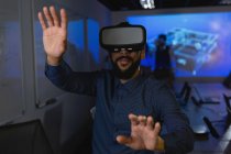 Homme d'affaires utilisant casque de réalité virtuelle dans la salle de conférence au bureau — Photo de stock