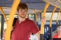 Viajeros masculinos inteligentes que viajan en autobús moderno - foto de stock