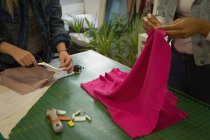 Модный дизайнер шьет вручную в студии моды — стоковое фото