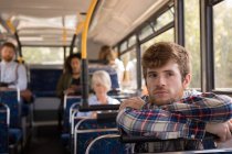 Homem atencioso viajando em ônibus moderno — Fotografia de Stock