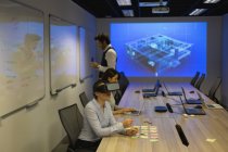 Donna d'affari che utilizza cuffie realtà virtuale in sala conferenze in ufficio — Foto stock