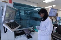 Technicien de laboratoire utilisant la tablette numérique dans la banque de sang — Photo de stock