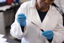 Лабораторний технік, що аналізує зразки крові в банку крові — стокове фото