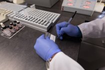 Gros plan d'un technicien de laboratoire travaillant dans une banque de sang — Photo de stock