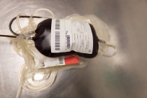 Primer plano de la bolsa de sangre y la bolsa de plasma en el banco de sangre - foto de stock