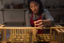Жіноча пекарня готує макарони в хлібопекарні — стокове фото