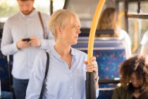 Задумчивая женщина, путешествующая в современном автобусе — стоковое фото