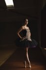 Ballerine gracieuse debout en pointe dans le studio de ballet — Photo de stock