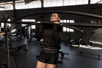 Fit mujer haciendo ejercicio en el gimnasio de fitness - foto de stock