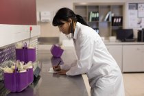 Technicien de laboratoire notant le poids des sacs de sang dans la banque de sang — Photo de stock