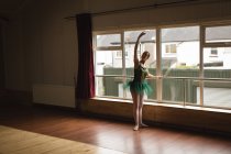 Ballerina pratica danza classica in studio di danza — Foto stock