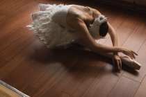 Bailarina practicando danza de ballet en estudio de danza - foto de stock